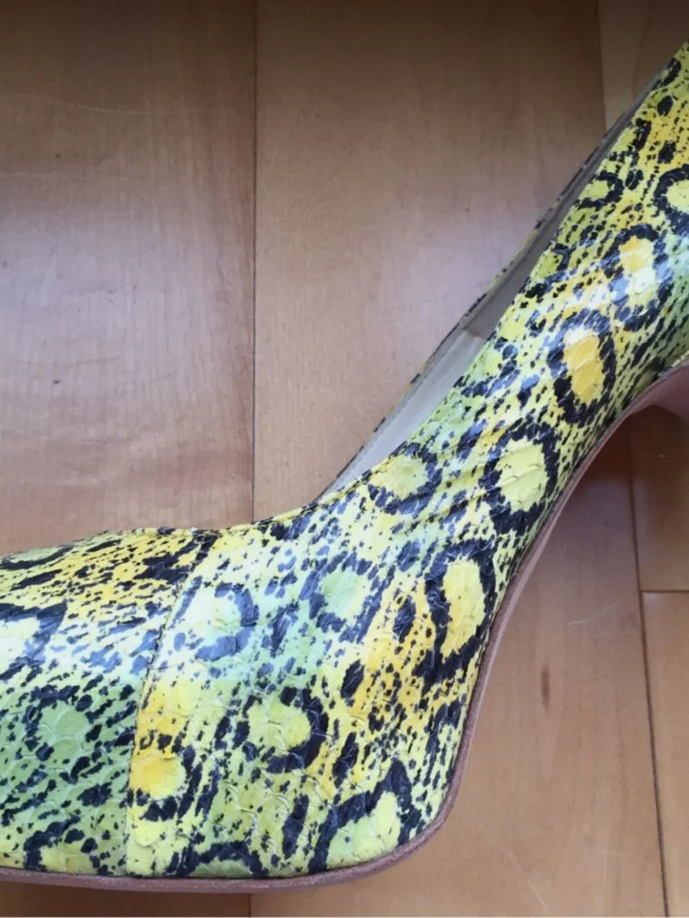 BRIAN ATWOOD Women's Yellow & Green Maniac Painted Snake Python Pump Size 7 NEW